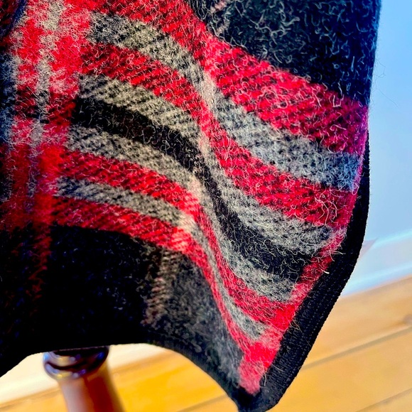 Cozy chic charcoal,black and dark red plaid cape with black faux fur details - Picture 3 of 11